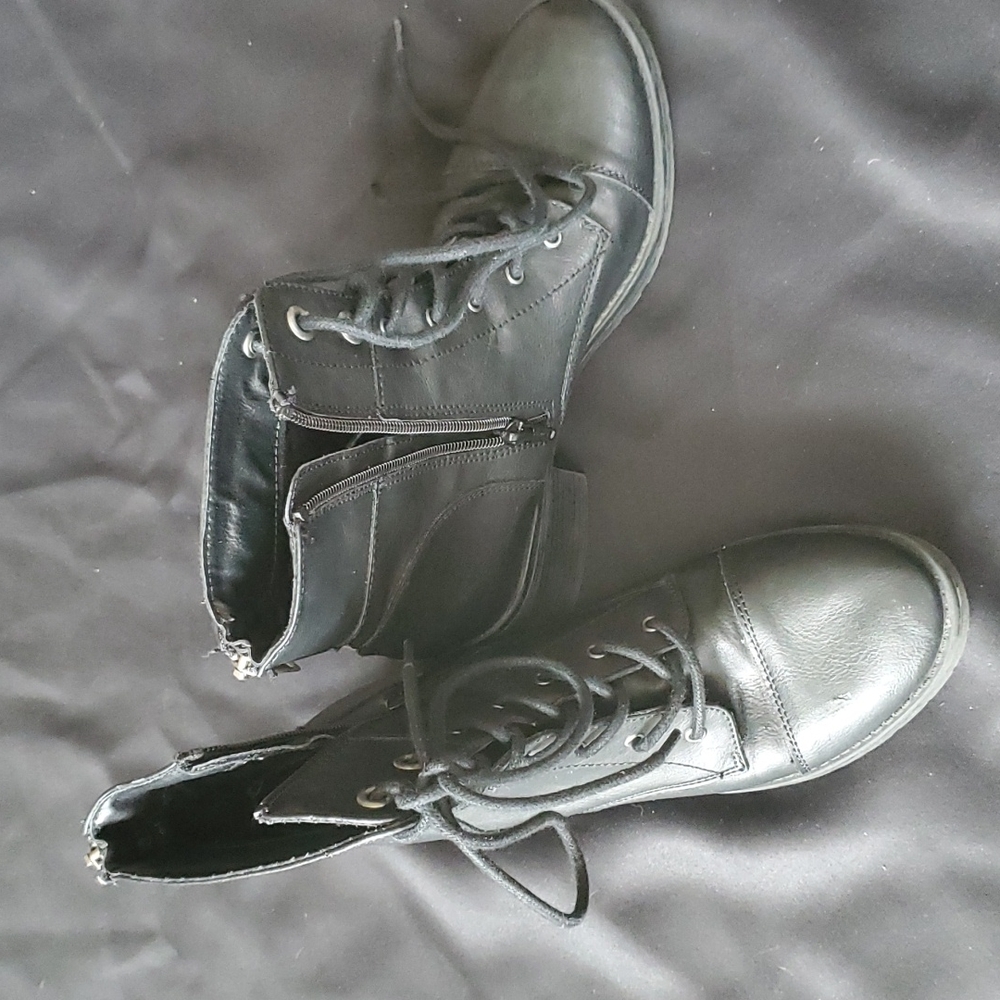 Black boots size 8 zipper